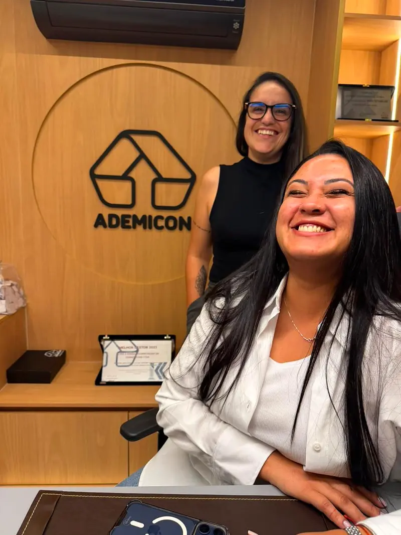 Thayla Varjão com uma colega no escritório da Ademicon