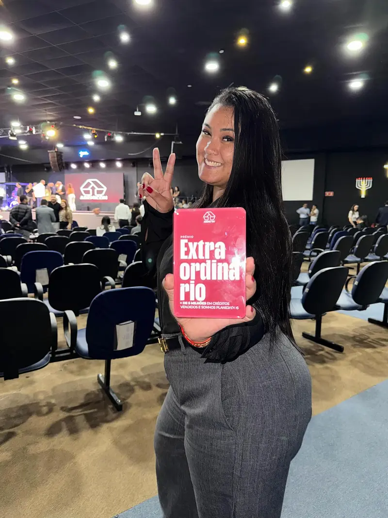 Thayla Varjão e a equipe com o prêmio Extraordinário